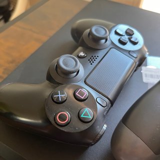 PS4 Pro 1TB + 2 Mandos