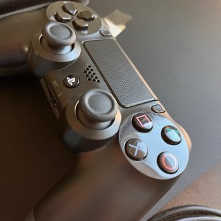 PS4 Pro 1TB + 2 Mandos