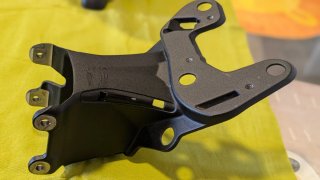 Triumph - Soporte velocímetro subchasis delantero