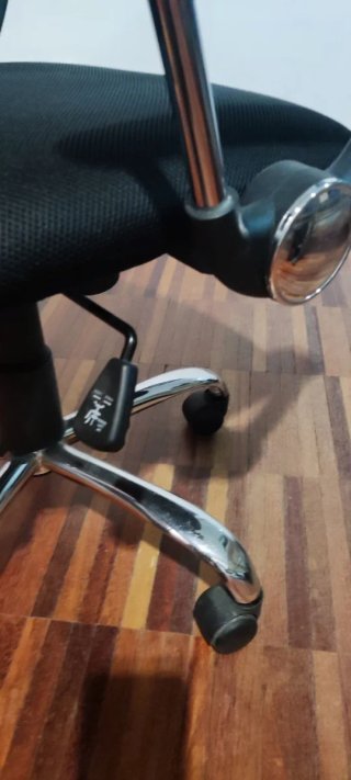 Silla de oficina negra, tela transpirable.