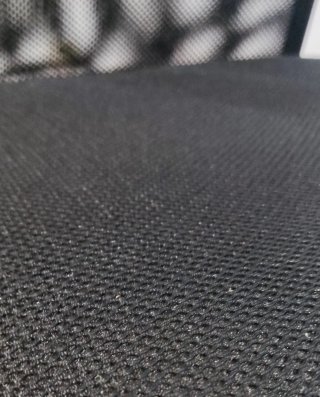 Silla de oficina negra, tela transpirable.
