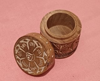 Caja de madera tallada antigua
