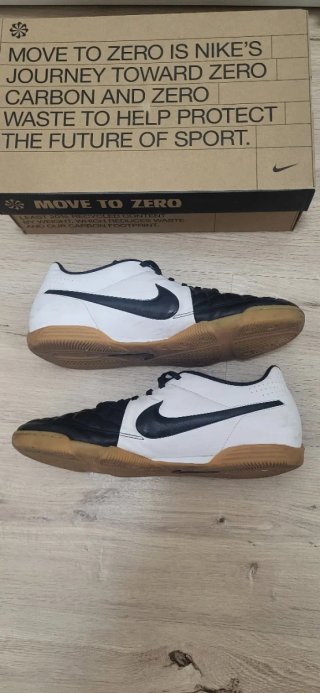 Zapatillas Nike Tiempo Indoor Negras y Blancas