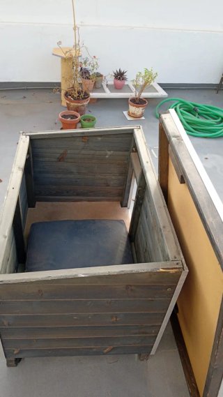 Caseta robusta de madera para perro