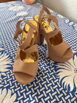 Zapatos de tacón De Bro beige y dorado