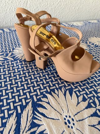 Zapatos de tacón De Bro beige y dorado