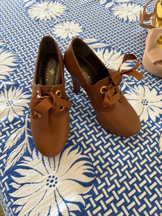 Zapatos de tacón De Bro beige y dorado
