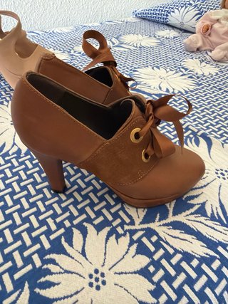Zapatos de tacón De Bro beige y dorado
