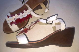 Sandalias cuña mujer flores rojas y blancas