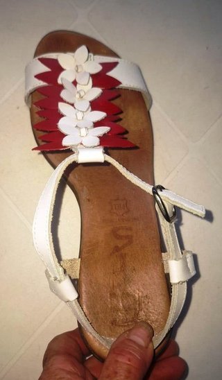 Sandalias cuña mujer flores rojas y blancas