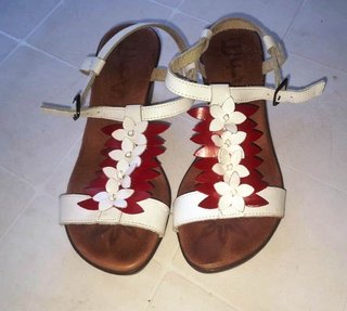 Sandalias cuña mujer flores rojas y blancas