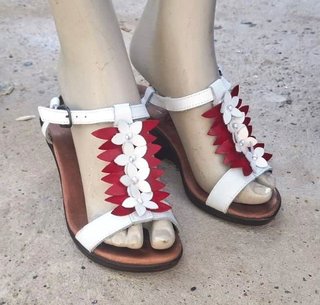 Sandalias cuña mujer flores rojas y blancas