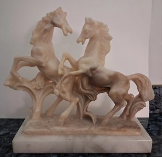 Figura de alabastro de 2 caballos