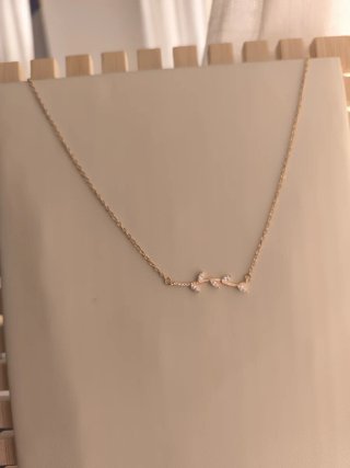 Collar Dorado con Diseño de Rama