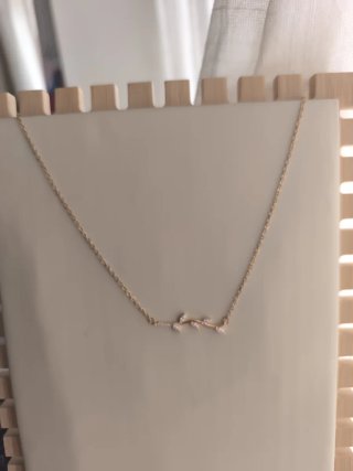 Collar Dorado con Diseño de Rama