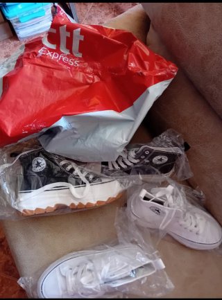 Botas Converse Tela Blancas y Negras (2 Pares)