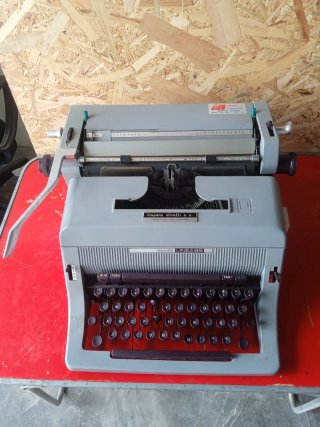 Máquina de escribir Olivetti Línea 88