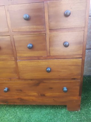 Aparador de madera con cajones