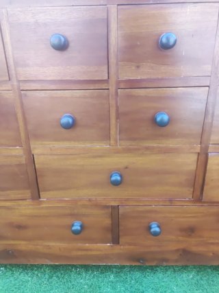 Aparador de madera con cajones