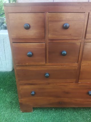 Aparador de madera con cajones