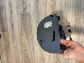 Casco de equitación gris con luces