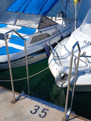 Escalera para pantalán de barco