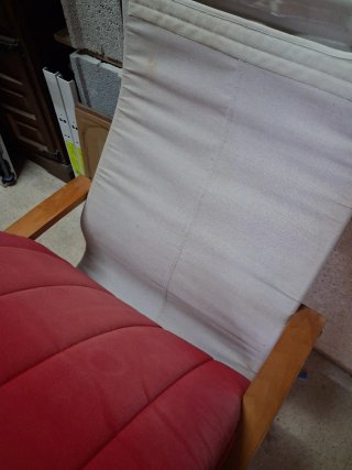 Sillón reclinable Ikea rojo y madera