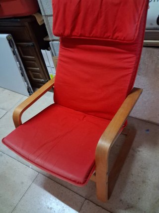 Sillón reclinable Ikea rojo y madera