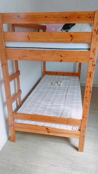 Letto a castello in legno con 2 materassi. Buone condizioni
