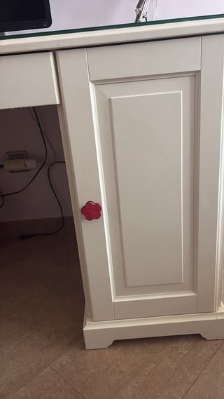 Escritorio blanco grande con cristal protector