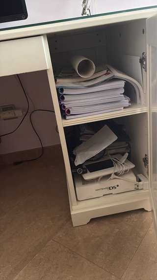 Escritorio blanco grande con cristal protector