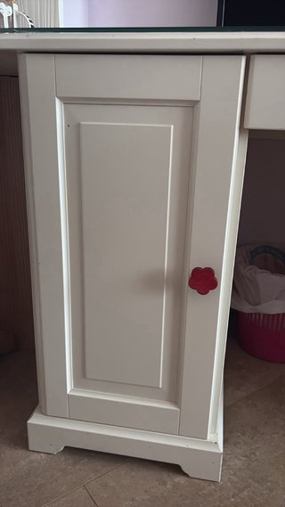 Escritorio blanco grande con cristal protector