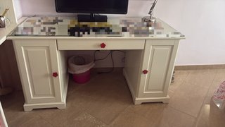 Escritorio blanco grande con cristal protector
