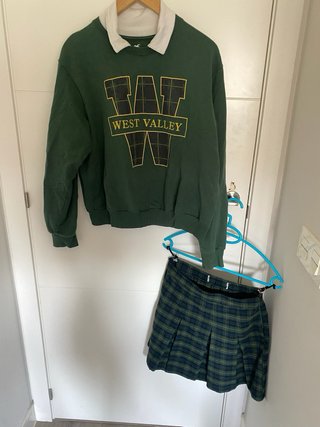 Conjunto Hollister Sudadera y Falda