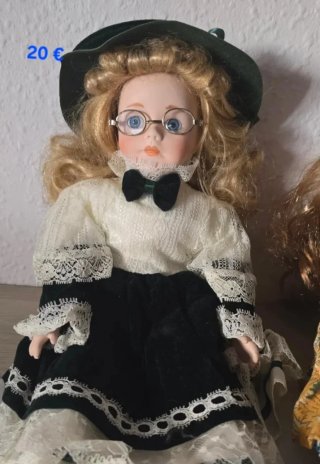 Muñeca de porcelana con vestido