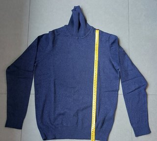 Jersey cuello alto hombre azul