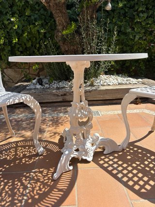 Mesa y 2 sillas de hierro forjado