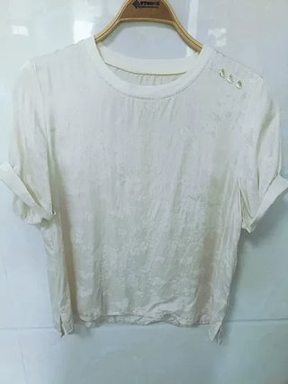 Blusa blanca con botones perla
