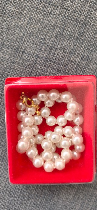 Collar de perlas con cierre dorado