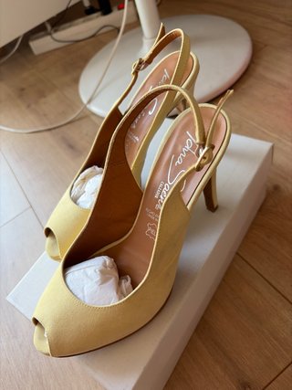 Sandalias Jana Saez tacón amarillas peep toe