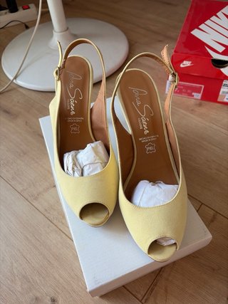 Sandalias Jana Saez tacón amarillas peep toe