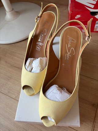 Sandalias Jana Saez tacón amarillas peep toe