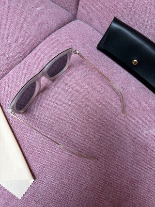 Gafas de sol rosas y negras