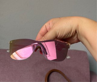 Gafas de sol rosas y negras