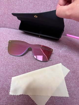 Gafas de sol rosas y negras