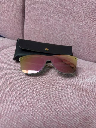 Gafas de sol rosas y negras