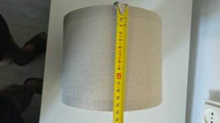 Lámpara de mesa beige y negra