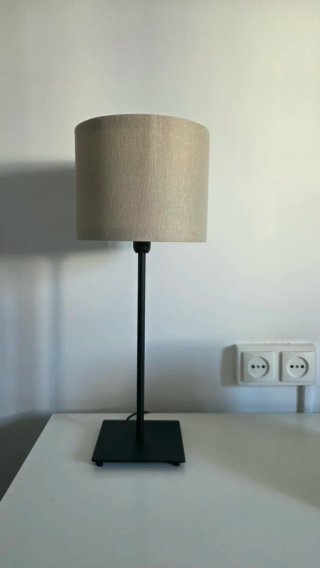 Lámpara de mesa beige y negra