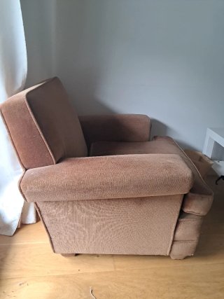 Sillón marrón de terciopelo