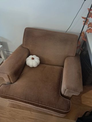 Sillón marrón de terciopelo
